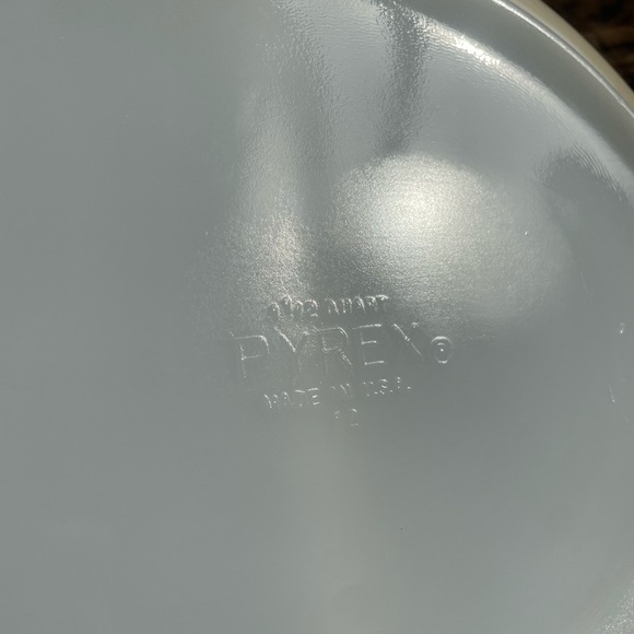 Vintage Pyrex Gold Acorn Divided Casserole Dish 1.5 Quart - Picture 5 of 6